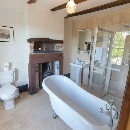 Huge Ensuite In Private Wing Of Historic Country House Near Sellafield Egremont (Cumbria)